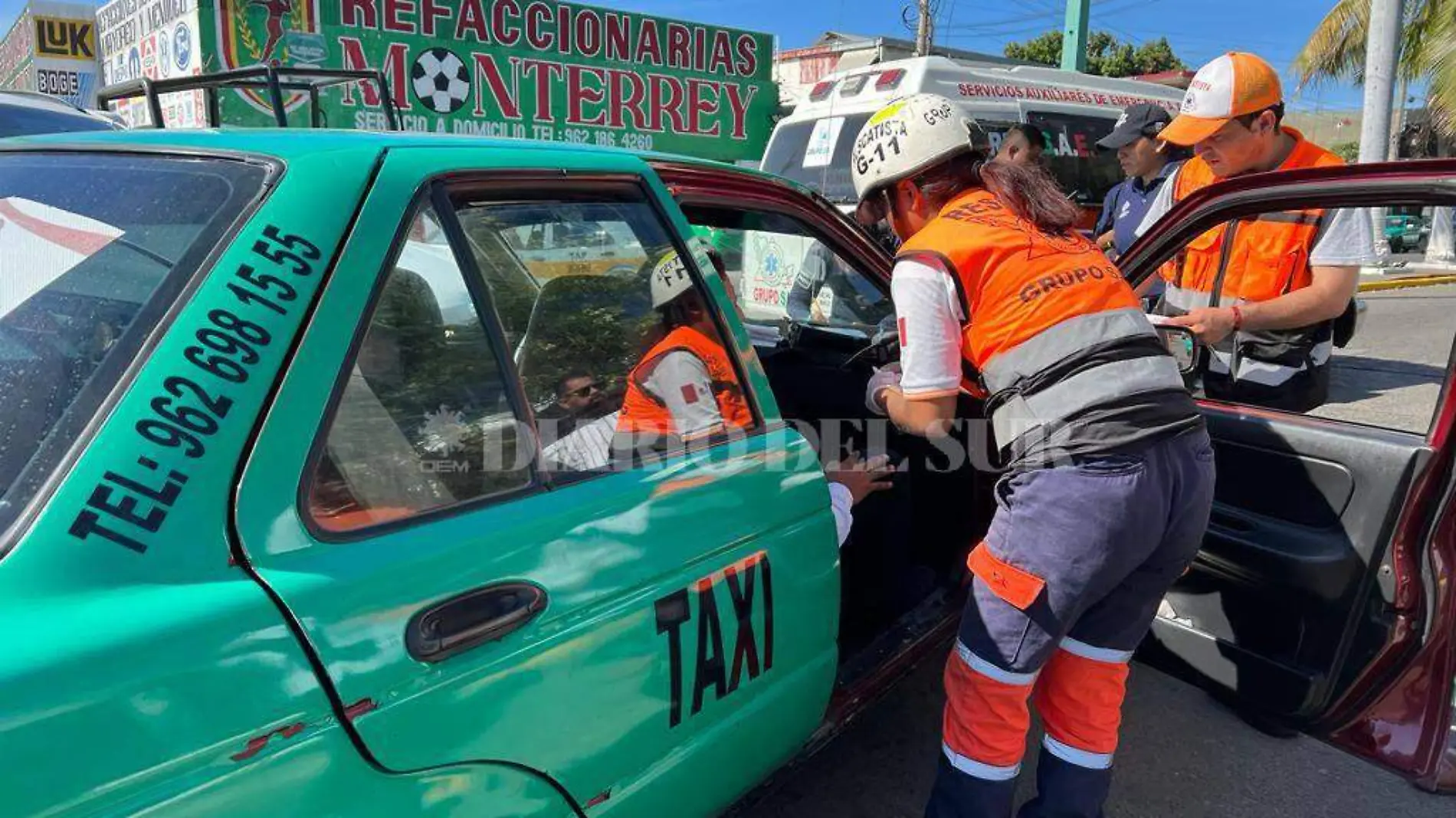 PARAMEDICOS ATENDIENDO A TAXISTA LESIONADO